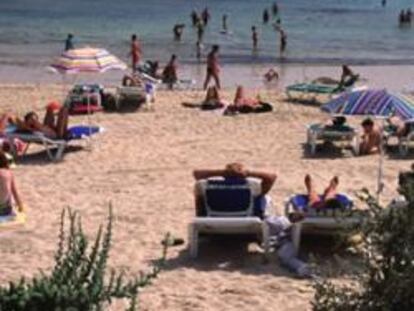 Un grupo de turistas en una playa de la isla de Formentera.