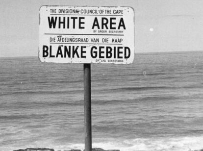 Un cartel en la Sud&aacute;frica de los a&ntilde;os setenta, durante el &#039;apartheid&#039;, se&ntilde;ala una playa solo para blancos.