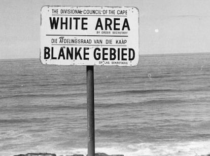 Un cartel en la Sudáfrica de los años setenta, durante el 'apartheid', señala una playa solo para blancos.