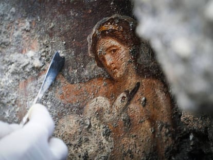 Vista del fresco 'Leda e il cigno' ('Leda y el cisne'), descubierto en el área Regio V del parque arqueológico de Pompeya.