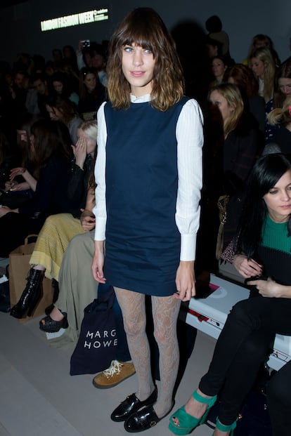 Alexa Chung parecía recién salida del cole con el baby y los mocasines en el desfile de Marios Schwab.