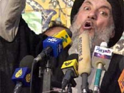El ayatolá Mohamed Baqer al Hakim se dirige a la prensa a su llegada a Nayaf.