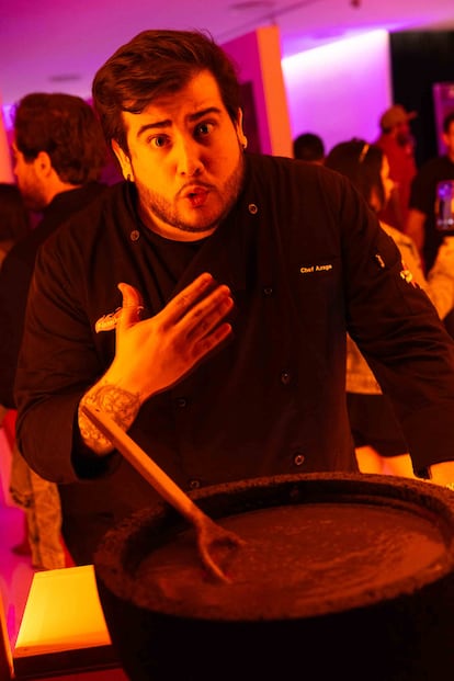 Azaga Wong, creador digital, enchilándose en la noche de premiación Flamin’ Hot.