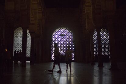 Bajo dominación visigoda se construyó en este mismo solar la basílica de San Vicente, sobre la que se edificó, tras el pago de parte del solar, la primitiva mezquita. En la imagen, varios turistas junto a las celosías de la Mezquita-Catedral de Córdoba.