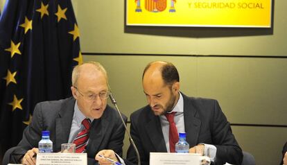 Juan Pablo Riesgo,d., secretario de Estado de Empleo, conversa con Julio Angel Martínez,director general del Servicio Público de Empleo estatal, durante la Conferencia Sectorial de Empleo y Asuntos Laborales, celebrada este miércoles en la sede del ministerio.