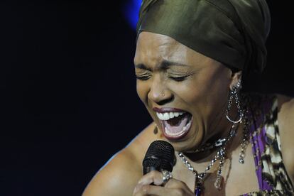 El evento seguirá contando con la subvención de la Diputación, aunque más baja del 50%. En la imagen, la cantante estadounidense Dee Dee Bridgewater en el marco del Festival Jazz de Vitoria, en marzo de 2010