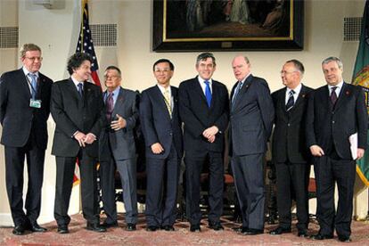 Los ministros de Economía del G-7 y de Rusia posan antes de la reunión que celebraron ayer en Washington.