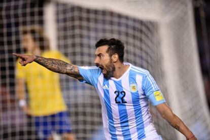 Ezequiel Lavezzi celebra un gol.