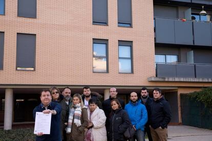 Luis Mart&iacute;nez de Eguilaz muestra la demanda de desahucio acompa&ntilde;ado de otros vecinos de la urbanizaci&oacute;n el Montecillo de Las Rozas. 