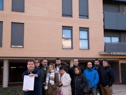 Luis Mart&iacute;nez de Eguilaz muestra la demanda de desahucio acompa&ntilde;ado de otros vecinos de la urbanizaci&oacute;n el Montecillo de Las Rozas. 