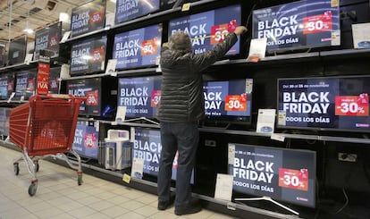 Una persona toma las medidas de un televisor en un centro comercial de San Sebasti&aacute;n.