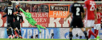 Neuer, durante el partido entre el Bayern y el Madrid de cuartos de la Champions en 2017.