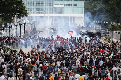 Professores protestam contra mudança na previdência estadual do Paraná.