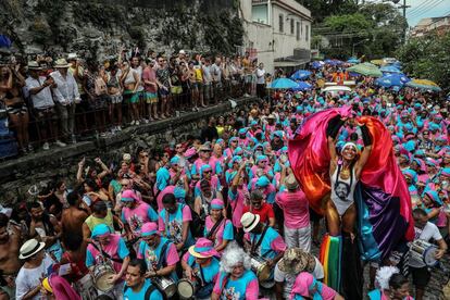 Integrantes de la comparsa 'Carmelitas' desfilan en el turístico barrio de Santa Teresa, en el centro de Río de Janeiro (Brasil), el 1 de marzo de 2019.