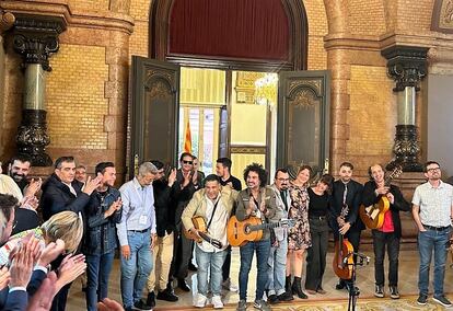 Varios rumberos y miembros de las bancadas del Parlament, este miércoles, en el salón de los Pasos Perdidos de la Cámara.