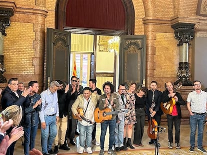 Varios rumberos y miembros de las bancadas del Parlament, este miércoles, en el salón de los Pasos Perdidos de la Cámara.