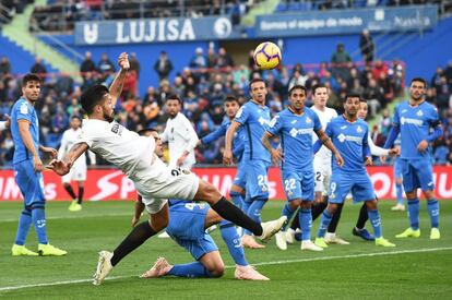 Garay trata de rematar en presencia de Bruno.