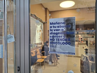 Un cartel de la plataforma por la defensa de la sanidad pública en El Bierzo, en una clínica veterinaria.