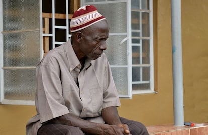 16 de julio. Pakali es el vigilante de seguridad desde 2007 en la sede de Médicos del Mundo en Kabala, Sierra Leona. Es una figura ilustre y carismática.