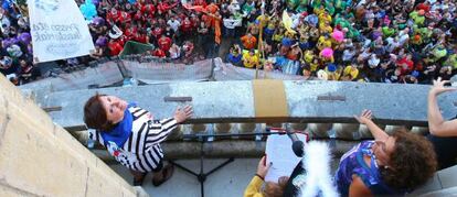 Jone Artola (a la izquierda) acompañó en la balconada del teatro Arriaga a la pregonera, Iraia Iturregi, y a la concejala de Fiestas, Itziar Urtasun,