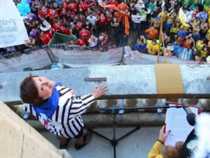 Jone Artola (a la izquierda) acompañó en la balconada del teatro Arriaga a la pregonera, Iraia Iturregi, y a la concejala de Fiestas, Itziar Urtasun,