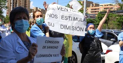 Concentración de protesta de profesionales sanitarios para pedir la dimisión de la Consejera de Sanidad del Gobierno de Aragón.