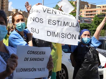 Concentración de protesta de profesionales sanitarios para pedir la dimisión de la Consejera de Sanidad del Gobierno de Aragón.