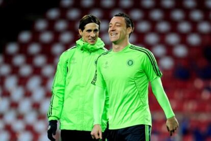 Fernando Torres y el capitán del Chelsea, John Terry, durante los entrenamientos del equipo inglés en Copenhague.