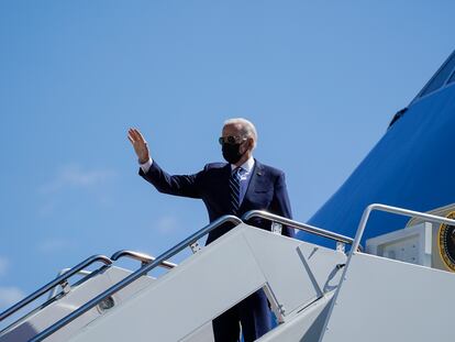 Joe Biden saluda desde el Air Force One, el 6 de mayo.