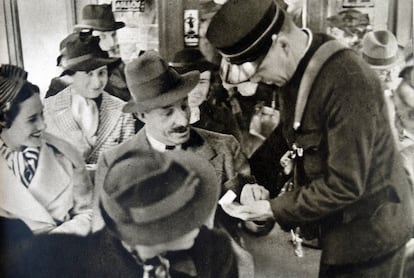 Alfonso XIII paga su billete en un autobús durante su exilio en Lausana (Suiza), en 1931.
