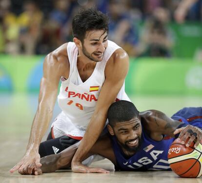 A España le faltó un poco de acompañamiento en ataque a Gasol (23 puntos, 8 rebotes y 22 de valoración), el mejor del partido a pesar de su problema en un gemelo y en el que solo anotó en el primer y tercer cuarto. Apenas si le entraron los tiros en una tarde desafortunada de Nicola Mirotic, lastrado desde el segundo cuartos por cuatro faltas, y de Felipe Reyes. En la imagen, Kyrie Irving (d) intenta no perder la pelota ante la presencia de Ricky Rubio.