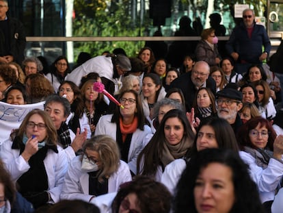 Varios manifestantes exigen la mejora de la atención primaria en la sanidad pública, este jueves, frente a la Asamblea de Madrid.
