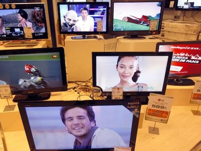 Televisores sintonizados en canales de la TDT en un centro comercial.
