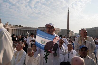 Varios asistentes a la canonización del arzobispo de San Salvador Óscar Arnulfo Romero, el papa Pablo VI y la española Nazaria Ignacia March en la plaza de San Pedro en el Vaticano, el 14 de octubre de 2018.