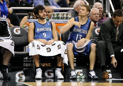 Ricky Rubio descansa en el banquillo junto a Luke Ridnour. El equipo de Minnesota dosifica los minutos del español, que acaba de recuperarse de una rotura de ligamentos.