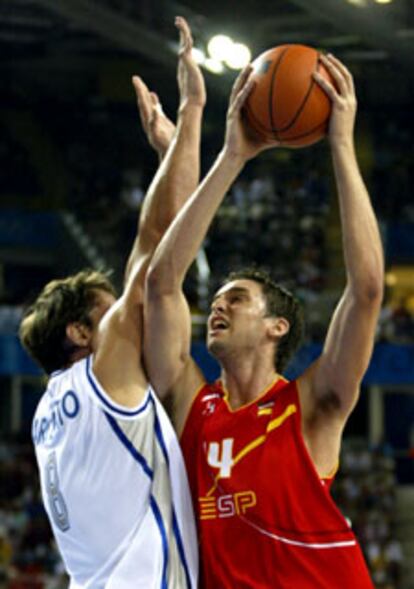 Denis Marconato trata de hacer un tapón a Pau Gasol durante el partido entre las selecciones de Esapañ e Italia.