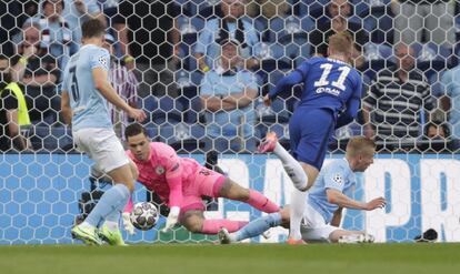 El portero del Manchester City, Ederson, para un tiro de Timo Werner.
