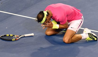 Nadal celebra su triunfo ante Smyczek