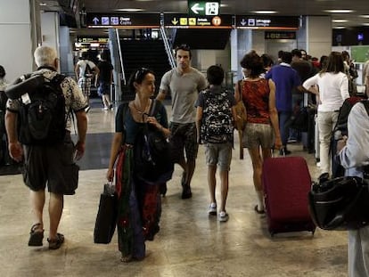 Tr&aacute;fico de viajeros y maletas en el aeropuerto de Barajas.