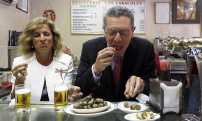 Ana Botella y Alberto Ruiz-Gallardón toman el aperitivo durante las fiestas de La Paloma.