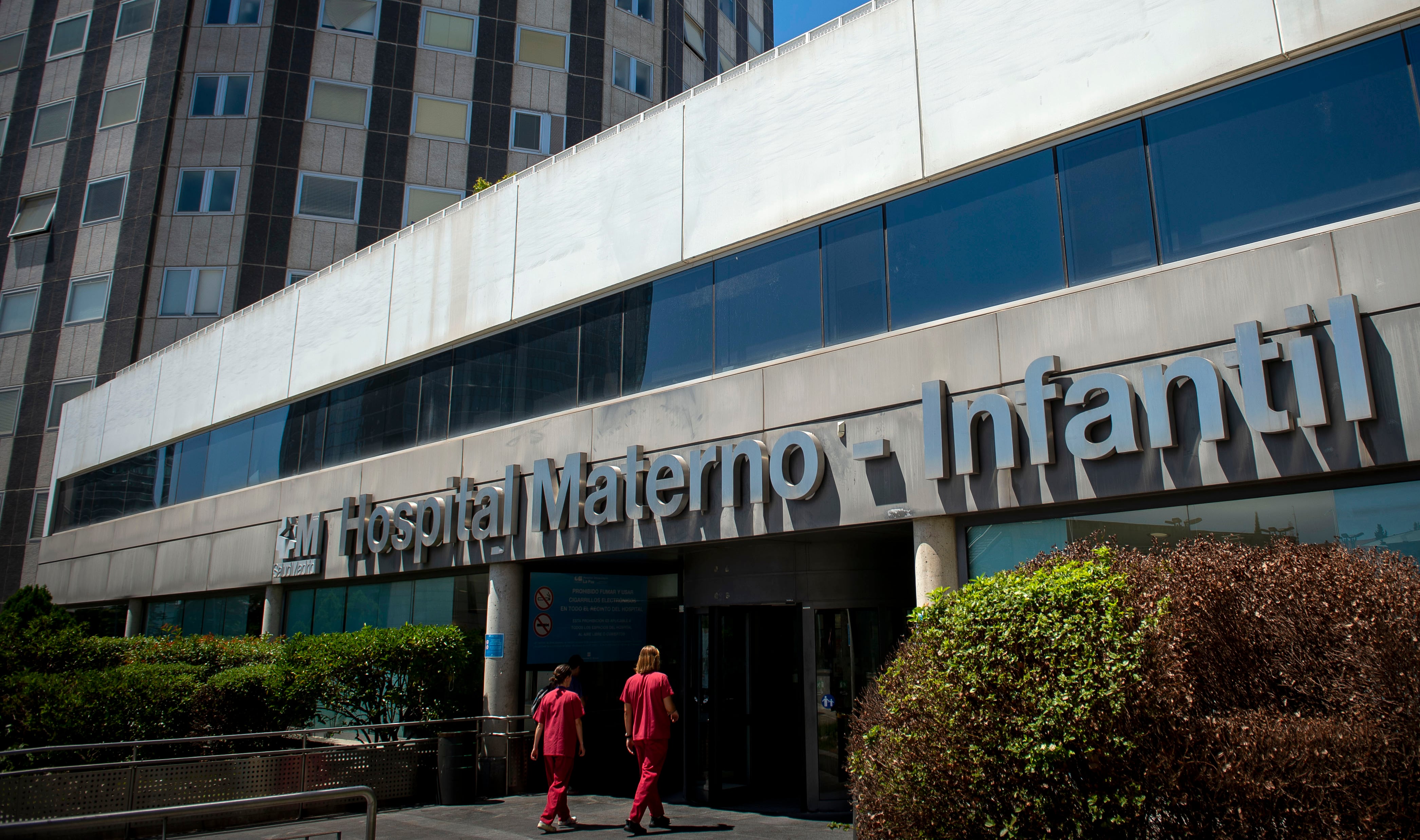 Madrid pagará 270.000 euros para acreditar a seis hospitales que tratan el cáncer y lo vende como un triunfo frente al Gobierno