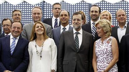 Rajoy, ayer, con los dirigentes del PP