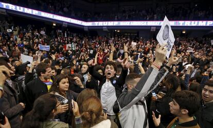 Manifestantes anti-Trump celebran la cancelación del mitin.