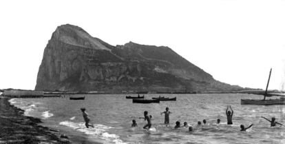 Playa en La Línea (Cádiz), con el Peñón de Gibraltar al fondo, una de las imágenes adquiridas por la fundación Agfitel a un coleccionista.