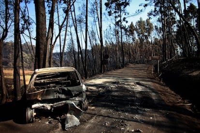 Según el último balance oficial de víctimas, aún provisional, el fuego ha provocado 64 muertos y 153 heridos, aunque esta cifra incluye los afectados en varios incendios de la zona, no solo declarado el sábado en Pedrógão Grande, el más mortífero de los últimos años en el país. En la imagen, un vehículo calcinado en la localidad de Nodeirinho.