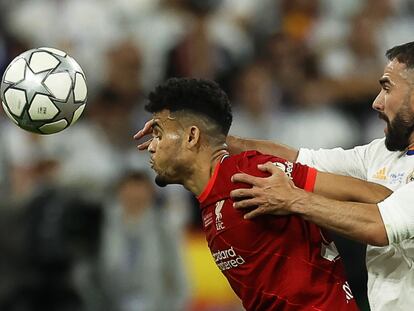 Saint-denis (France), 28/05/2022.- Luis Diaz (L) of Liverpool in action against Dani Carvajal (R) of Real Madrid during the UEFA Champions League final between Liverpool FC and Real Madrid at Stade de France in Saint-Denis, near Paris, France, 28 May 2022. (Liga de Campeones, Francia) EFE/EPA/YOAN VALAT
