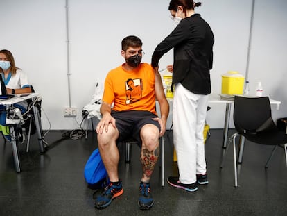 A health worker administers the Pfizer-BioNTech vaccine in Madrid.