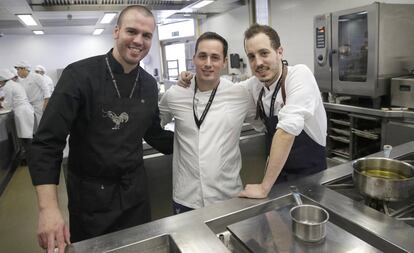 Oriol Casals, ganador de premio BCC-Eroski, junto a Xabier Blanco e Iñaki Murua.