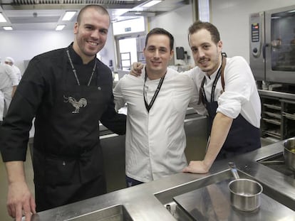 Oriol Casals, ganador de premio BCC-Eroski, junto a Xabier Blanco e Iñaki Murua.