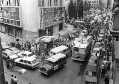 Vista del carrer Tallers, a Barcelona, després de l’explosió d’una bomba a la redacció de la revista satírica 'El Papus'